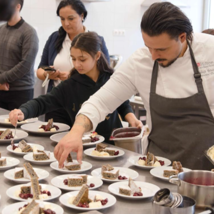 Élmények, új ismeretek, pályaorientáció? – Balogh Roland séffel főztek gyermekotthonosaink 