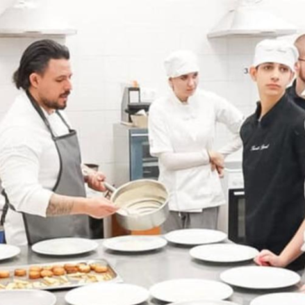 Vendég séf a Szent Bazil Görögkatolikus Technikum konyhájában