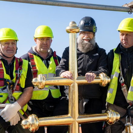 Ismét méltó helyen: visszahelyezték az Attila téri főszékesegyház toronykeresztjét 