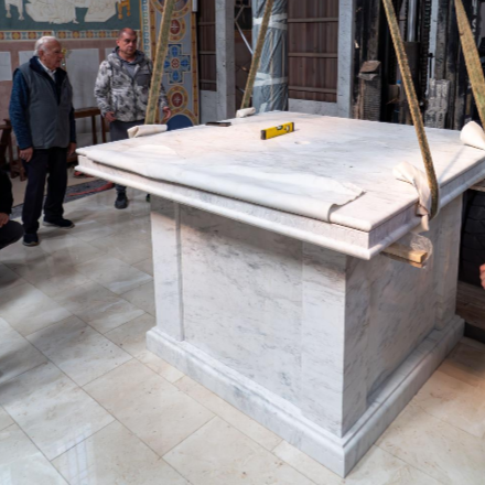 Helyére került az Attila téri főszékesegyház új oltára